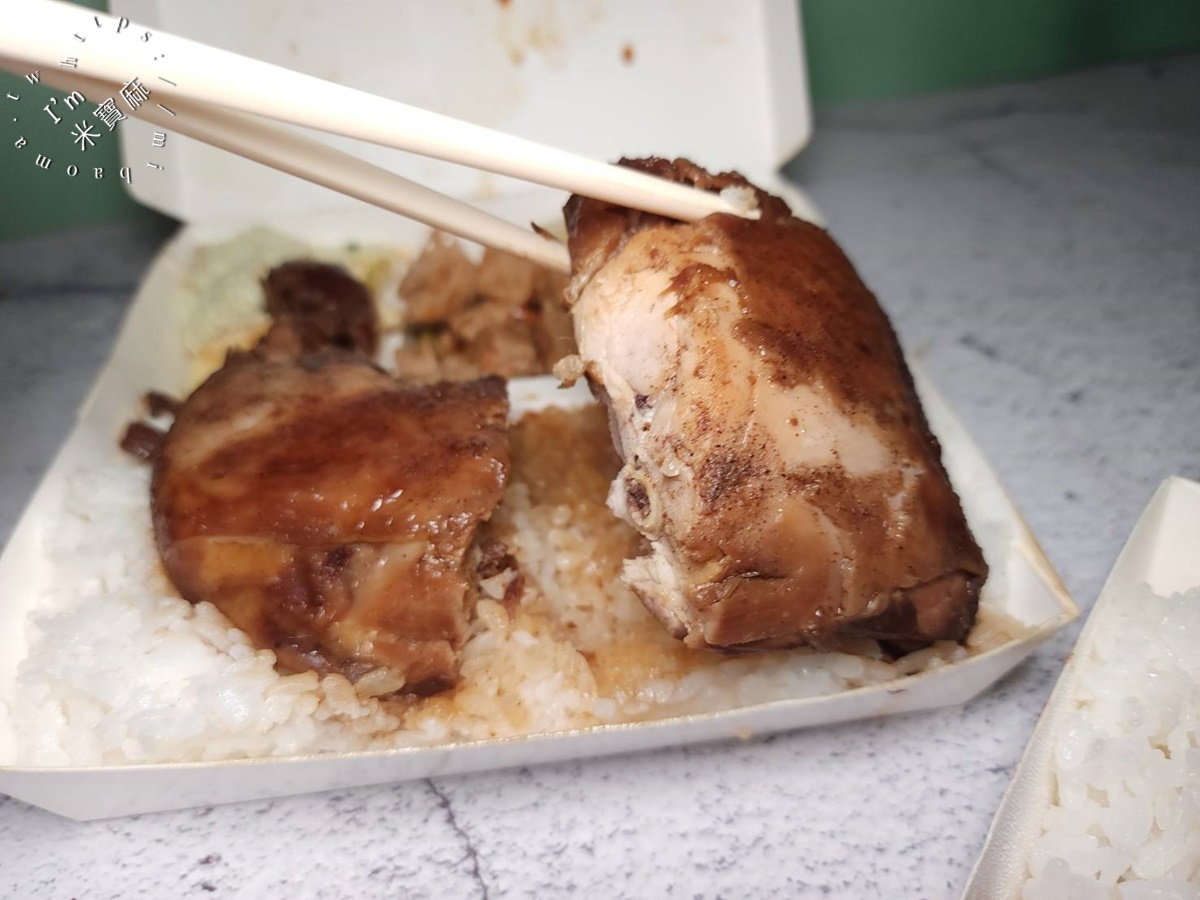 興樓古早味排骨飯┃新店美食。招牌排骨飯、魯雞腿飯很不錯，還有經典老鍋焢肉飯