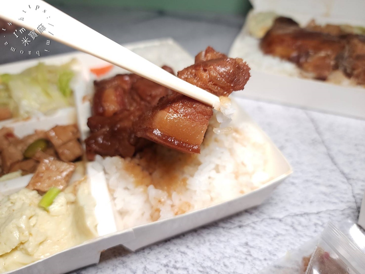 興樓古早味排骨飯┃新店美食。招牌排骨飯、魯雞腿飯很不錯，還有經典老鍋焢肉飯