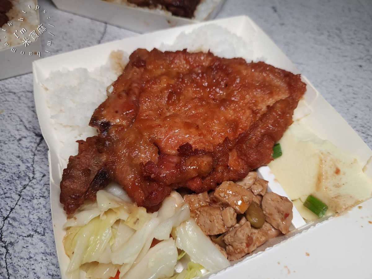 興樓古早味排骨飯┃新店美食。招牌排骨飯、魯雞腿飯很不錯，還有經典老鍋焢肉飯