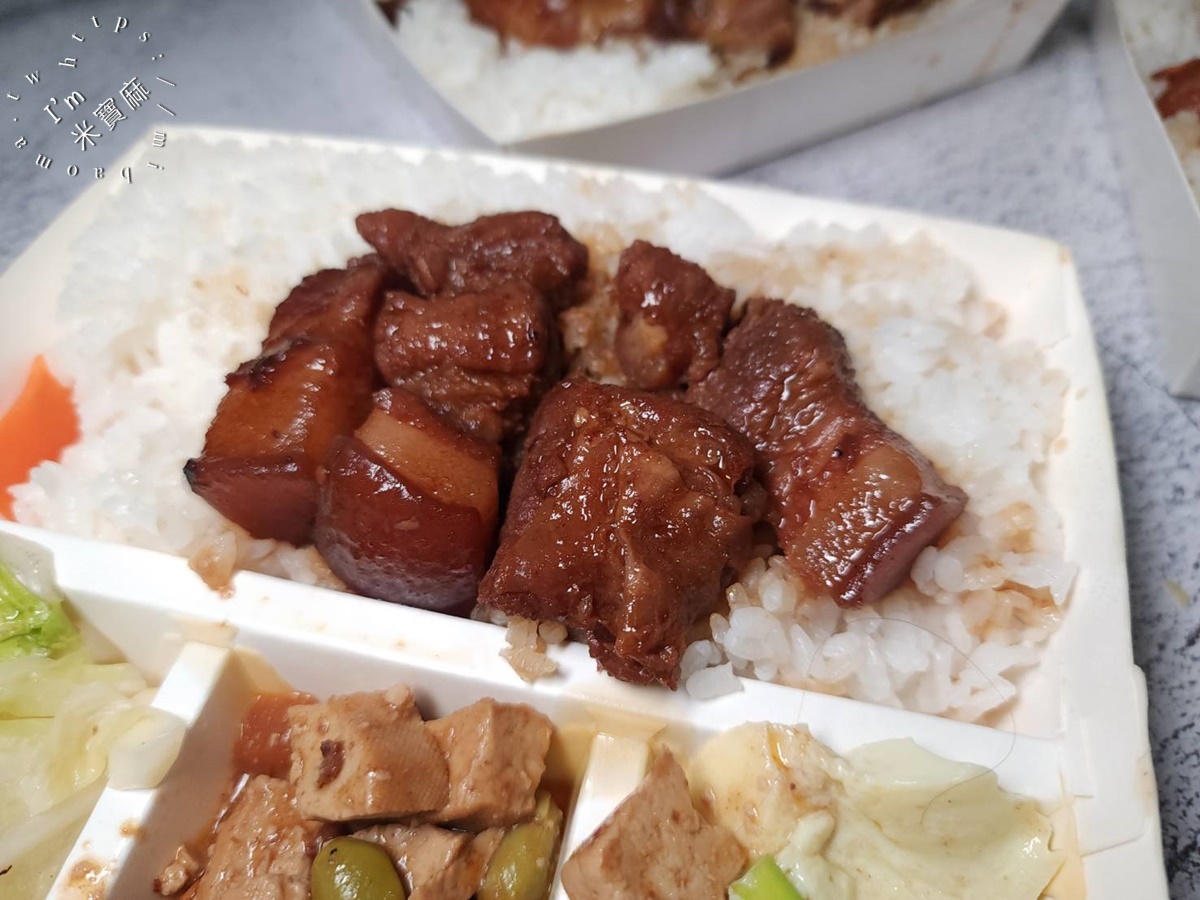 興樓古早味排骨飯┃新店美食。招牌排骨飯、魯雞腿飯很不錯，還有經典老鍋焢肉飯