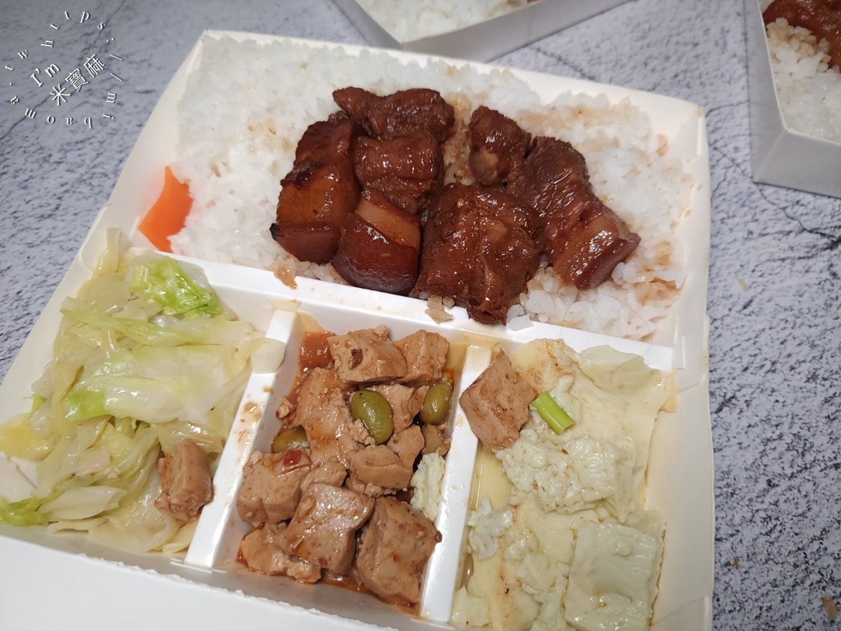 興樓古早味排骨飯┃新店美食。招牌排骨飯、魯雞腿飯很不錯，還有經典老鍋焢肉飯