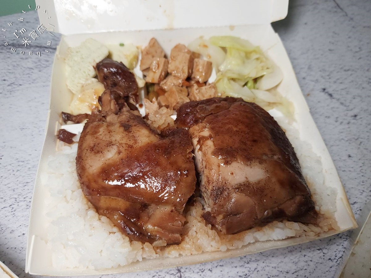 興樓古早味排骨飯┃新店美食。招牌排骨飯、魯雞腿飯很不錯，還有經典老鍋焢肉飯