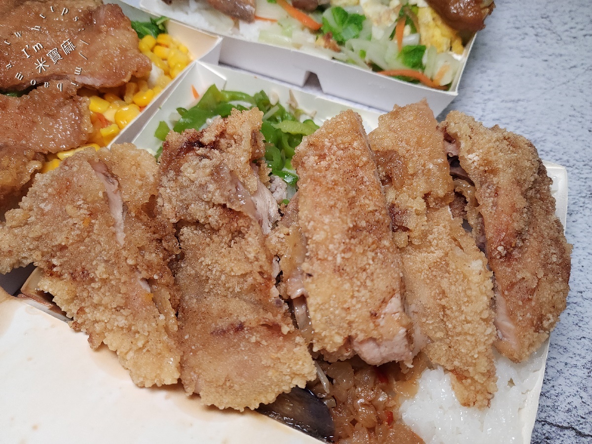 禧之格便當┃新店美食。在地30年老字號！必吃不裹粉排骨、滷雞腿、超豐盛配菜！