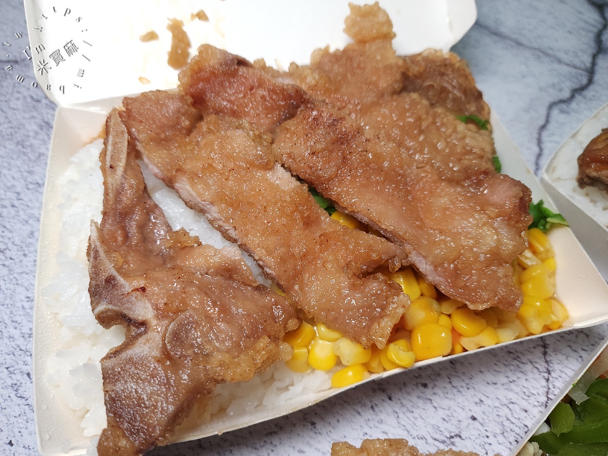 禧之格便當┃新店美食。在地30年老字號！必吃不裹粉排骨、滷雞腿、超豐盛配菜！