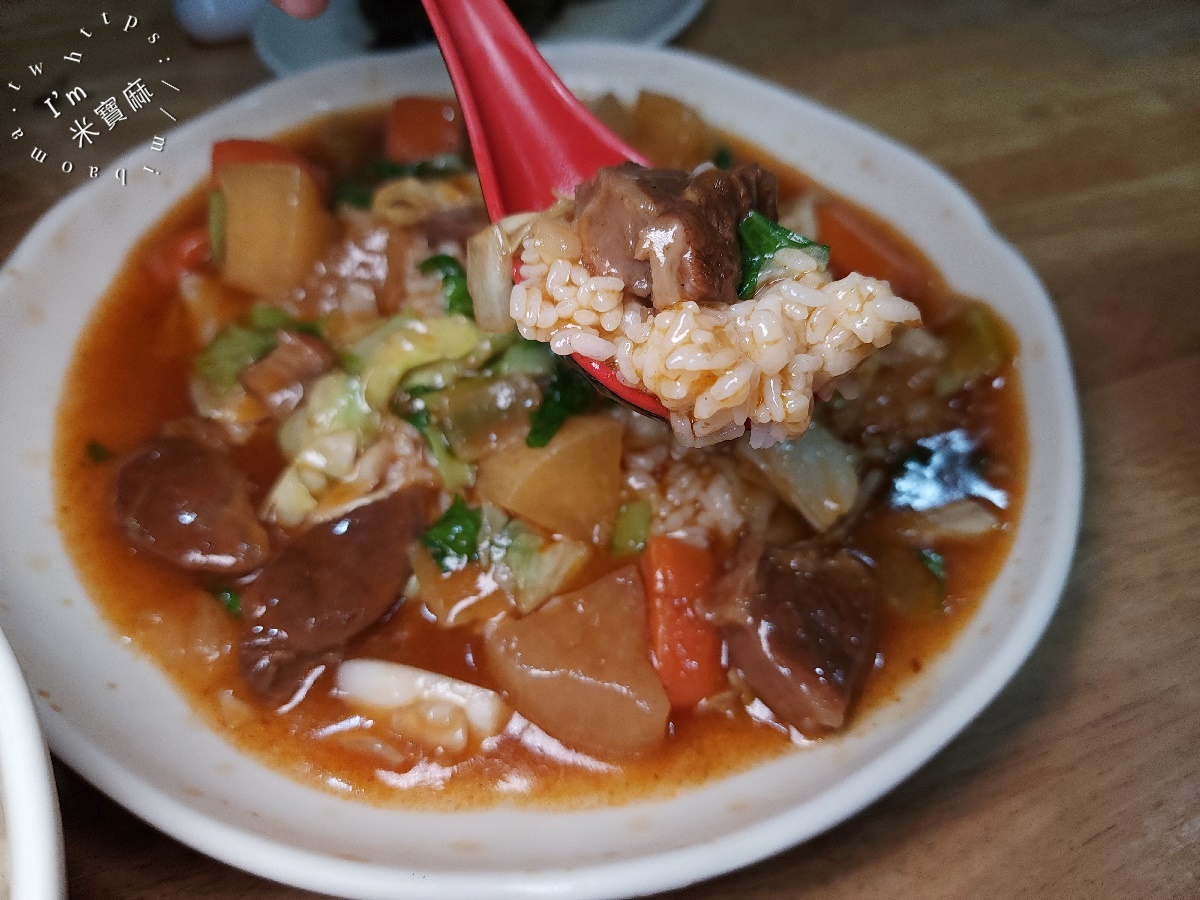 阿助牛肉麵排骨酥麵┃板橋美食。半筋半肉CP值爆表！排骨酥麵、獨門燴飯讓你一試成主顧