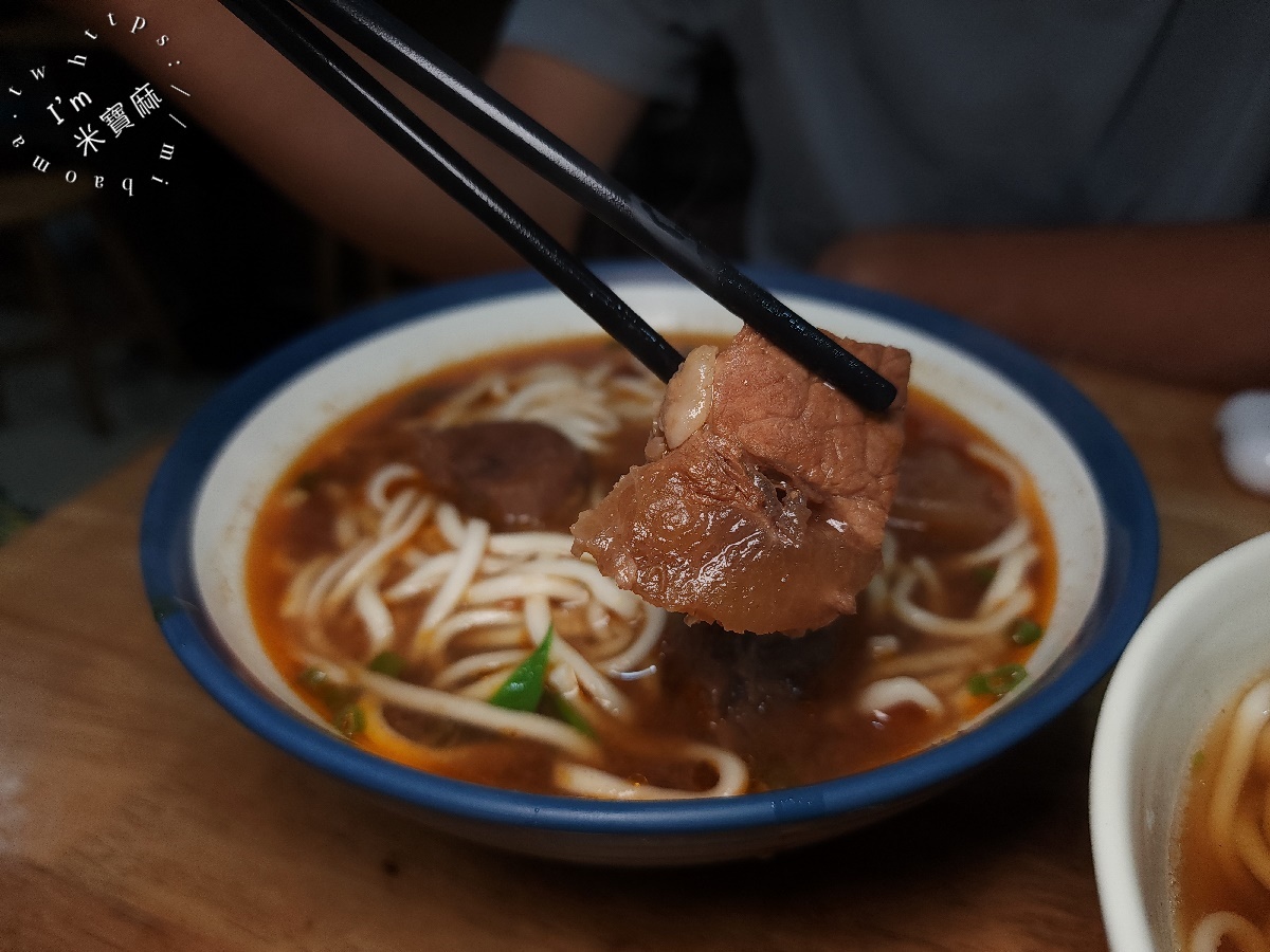 阿助牛肉麵排骨酥麵┃板橋美食。半筋半肉CP值爆表！排骨酥麵、獨門燴飯讓你一試成主顧