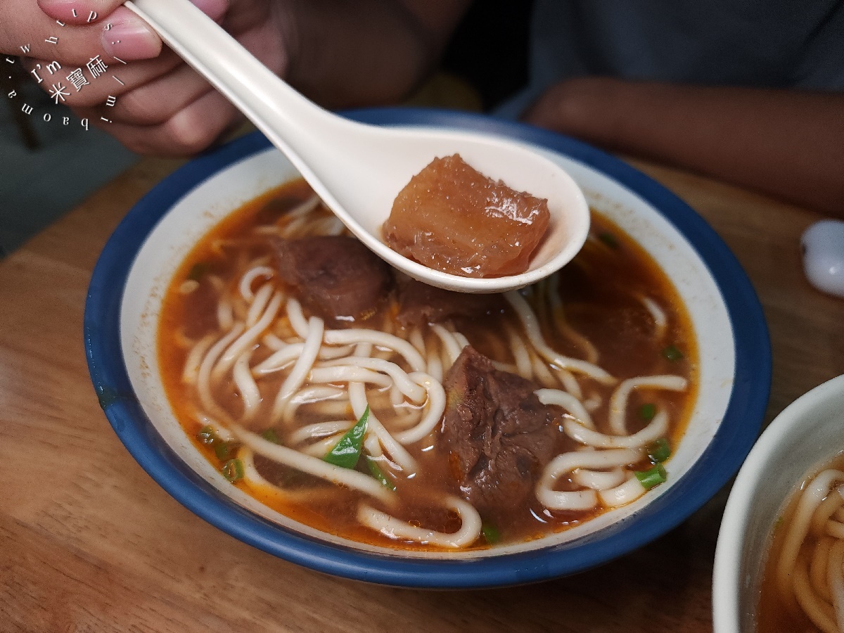 阿助牛肉麵排骨酥麵┃板橋美食。半筋半肉CP值爆表！排骨酥麵、獨門燴飯讓你一試成主顧