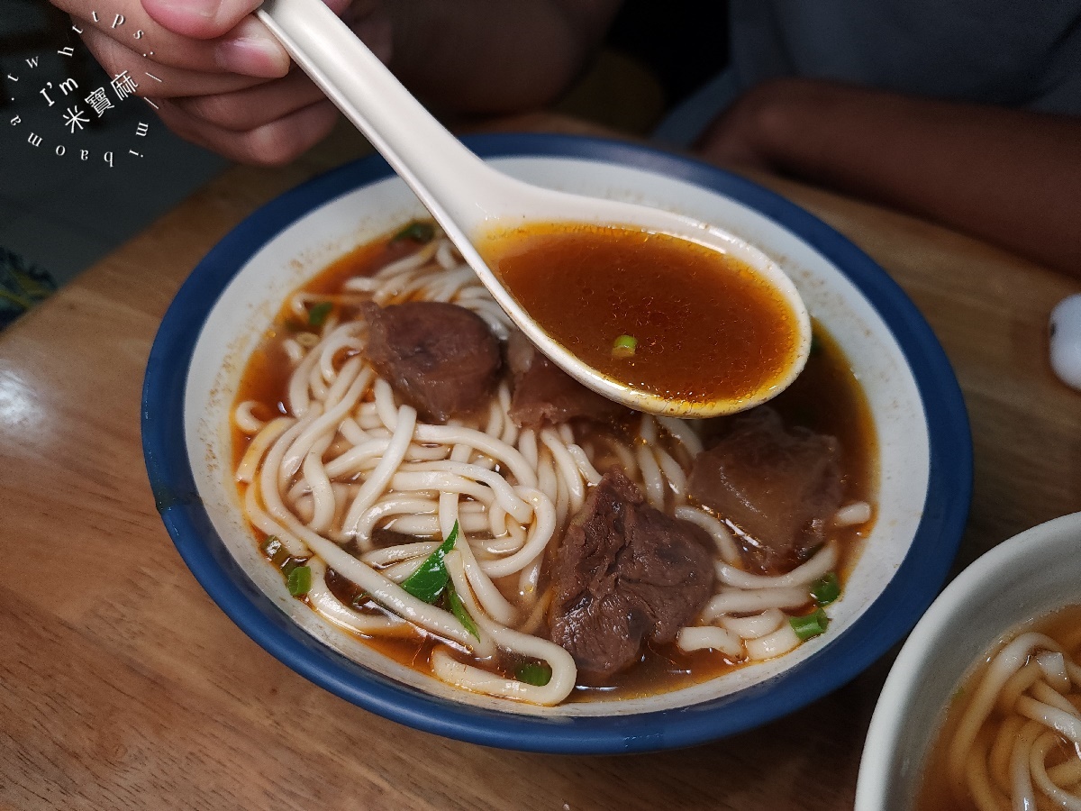阿助牛肉麵排骨酥麵┃板橋美食。半筋半肉CP值爆表！排骨酥麵、獨門燴飯讓你一試成主顧