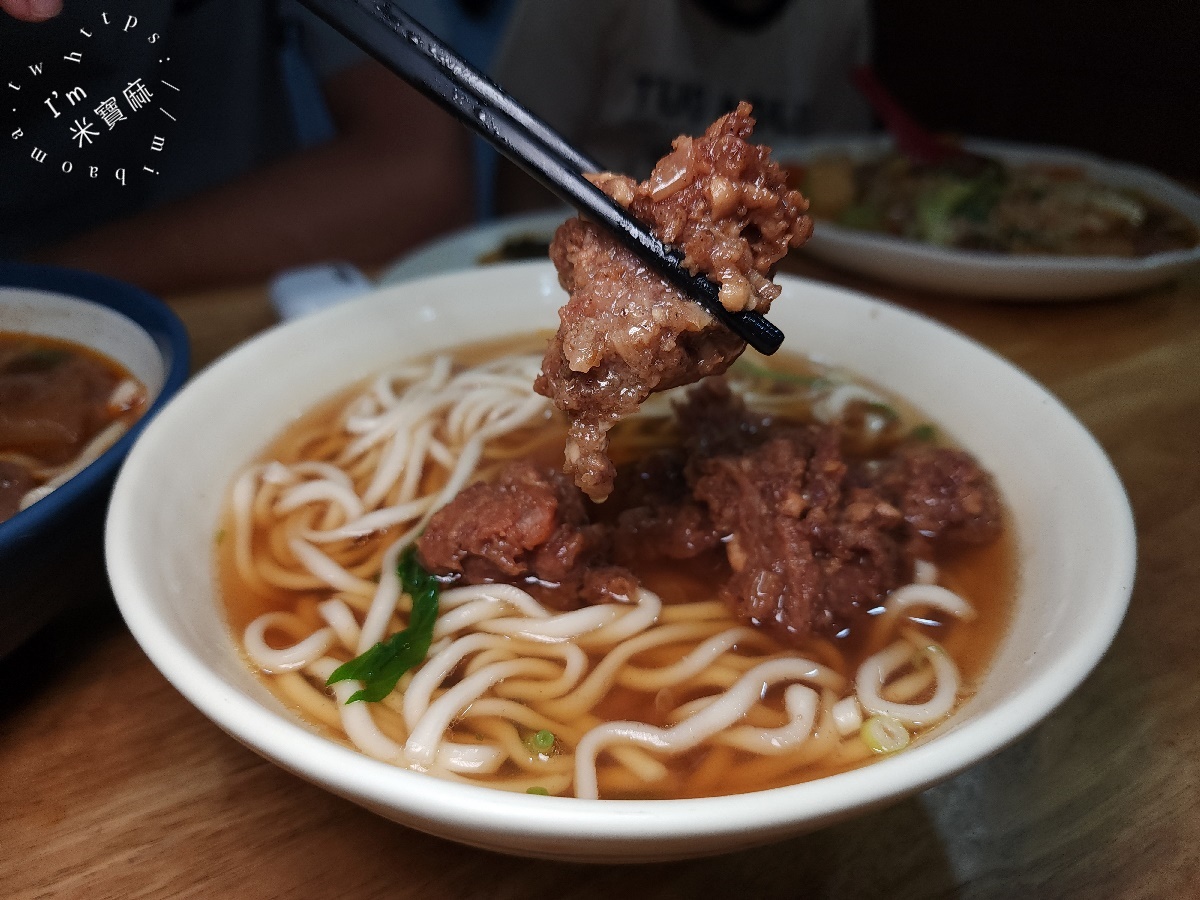 阿助牛肉麵排骨酥麵┃板橋美食。半筋半肉CP值爆表！排骨酥麵、獨門燴飯讓你一試成主顧