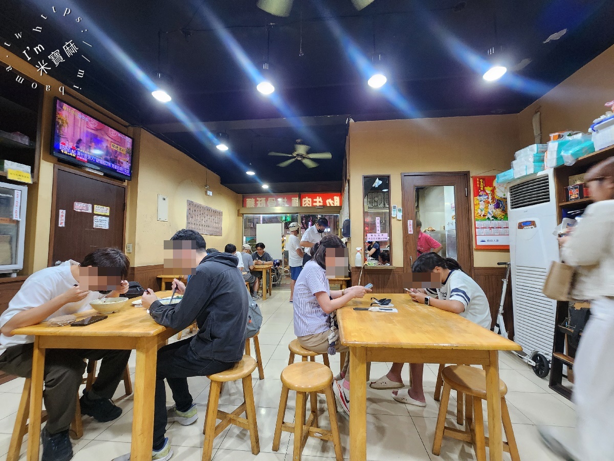 阿助牛肉麵排骨酥麵┃板橋美食。半筋半肉CP值爆表！排骨酥麵、獨門燴飯讓你一試成主顧