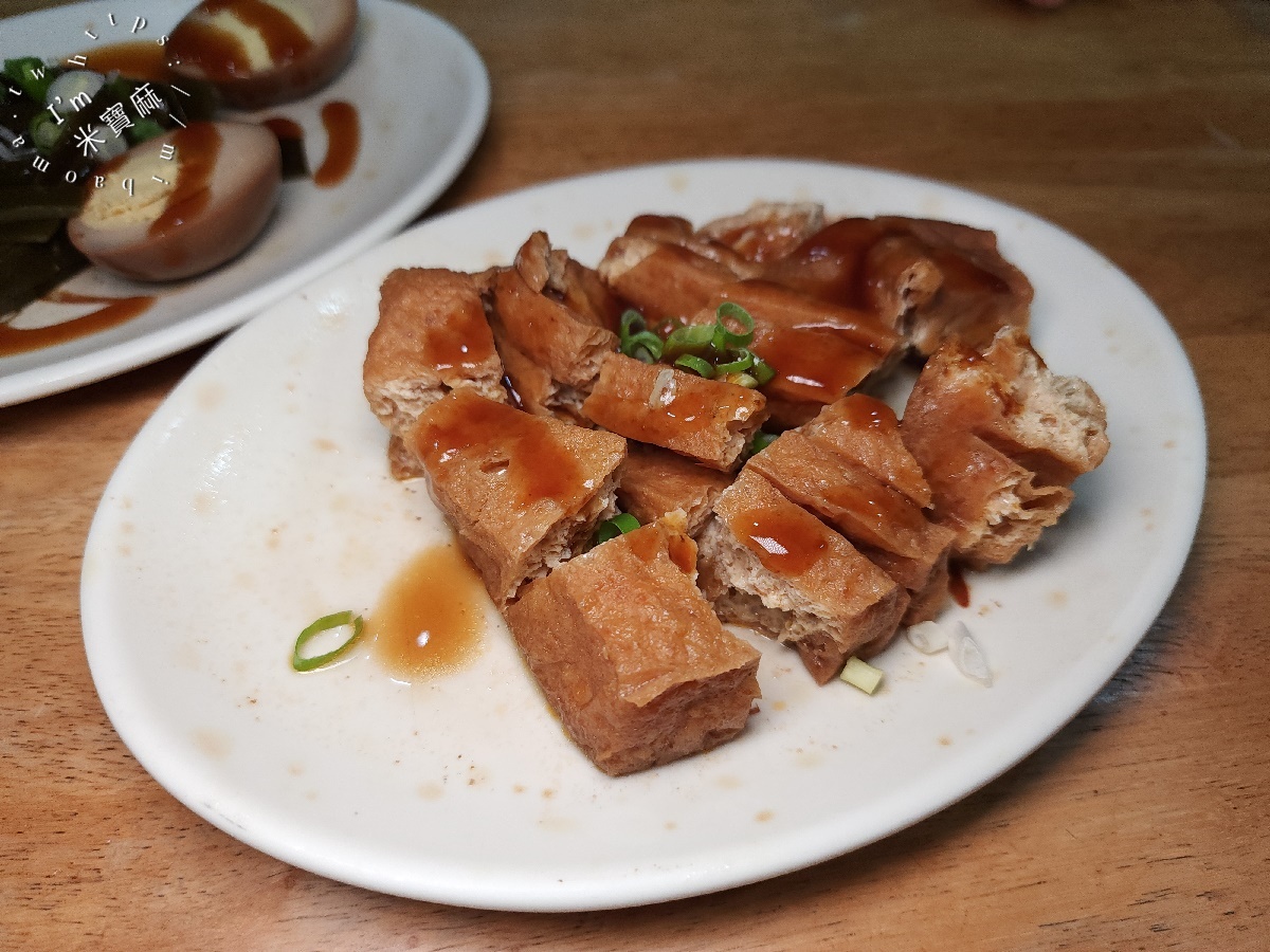阿助牛肉麵排骨酥麵┃板橋美食。半筋半肉CP值爆表！排骨酥麵、獨門燴飯讓你一試成主顧