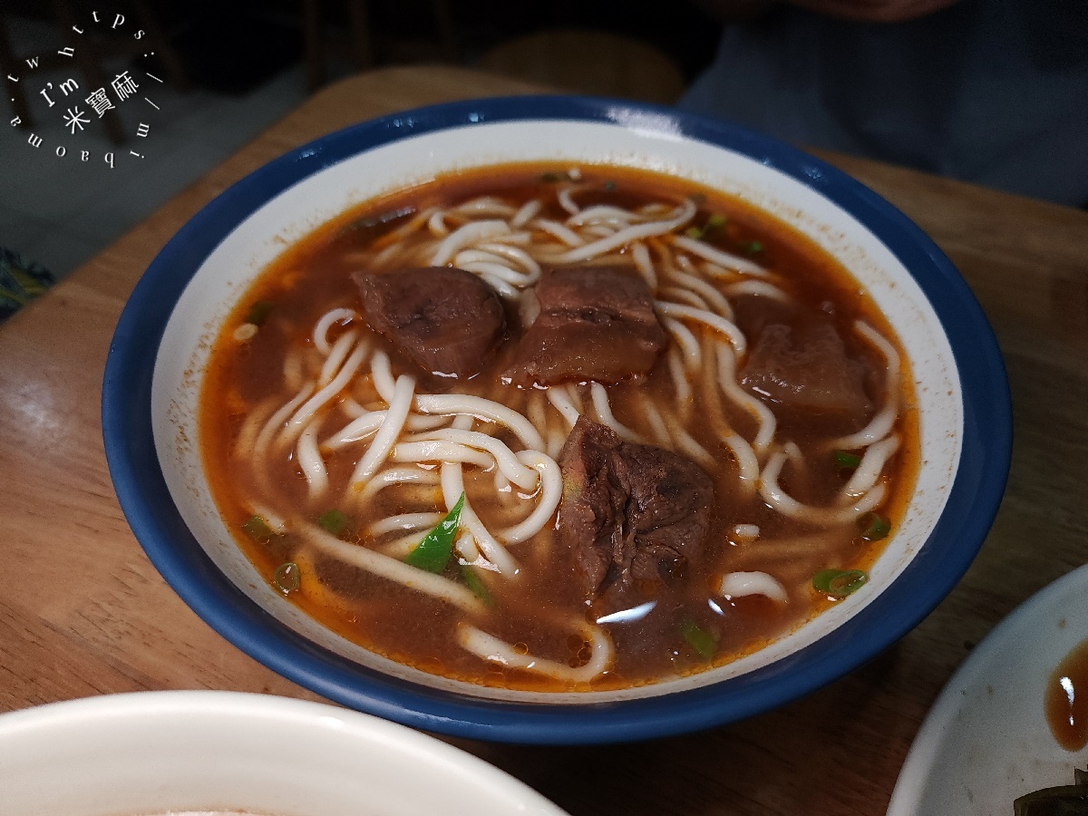 阿助牛肉麵排骨酥麵┃板橋美食。半筋半肉CP值爆表！排骨酥麵、獨門燴飯讓你一試成主顧