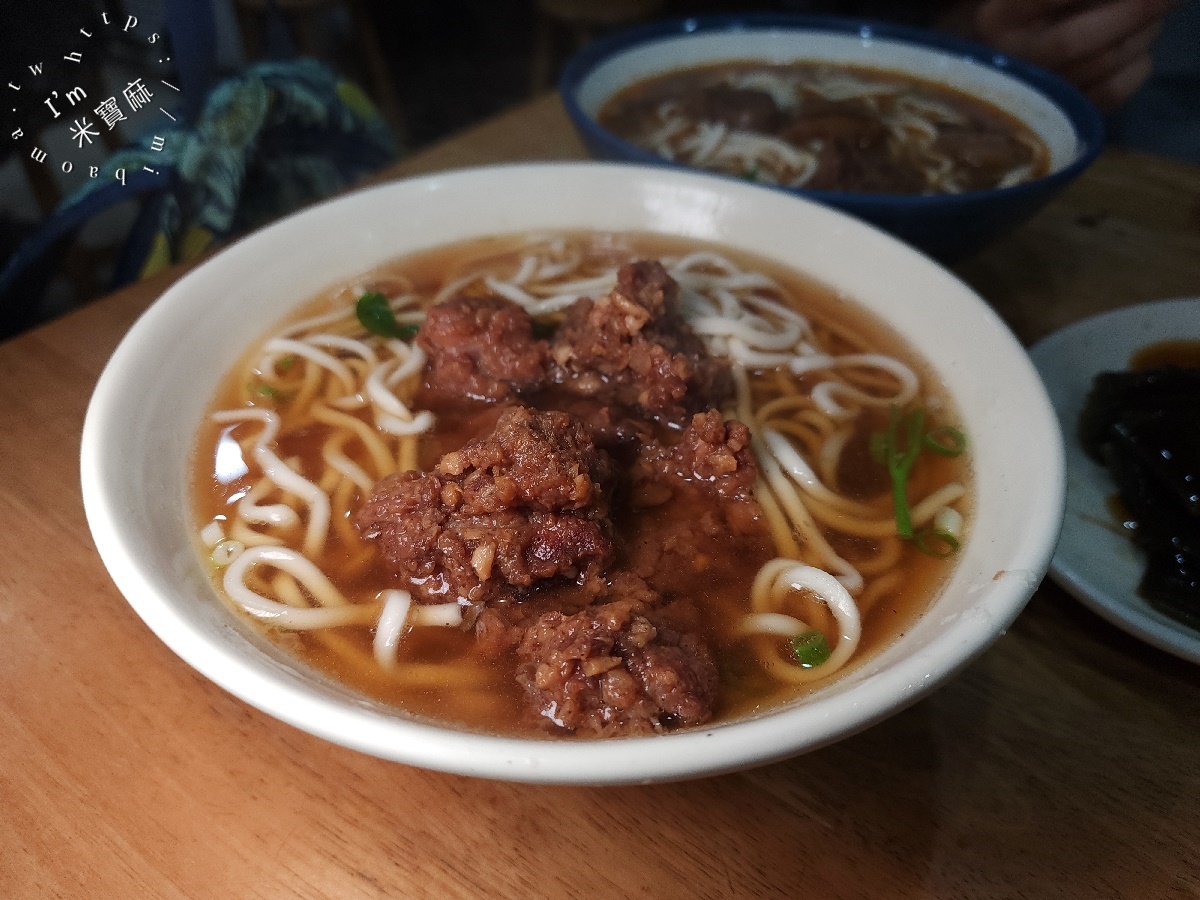 阿助牛肉麵排骨酥麵┃板橋美食。半筋半肉CP值爆表！排骨酥麵、獨門燴飯讓你一試成主顧