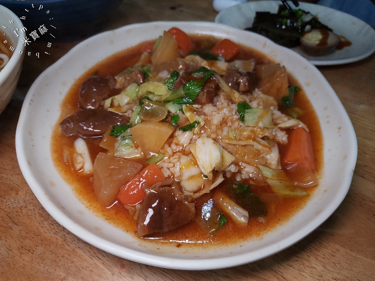 阿助牛肉麵排骨酥麵┃板橋美食。半筋半肉CP值爆表！排骨酥麵、獨門燴飯讓你一試成主顧