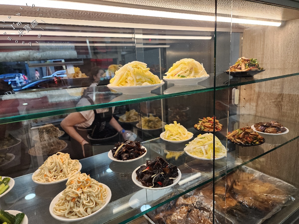 杜姥姥麵飯館┃新店美食。在地傳承媽媽味，私房紅燒肉、麻醬麵一吃就愛上！