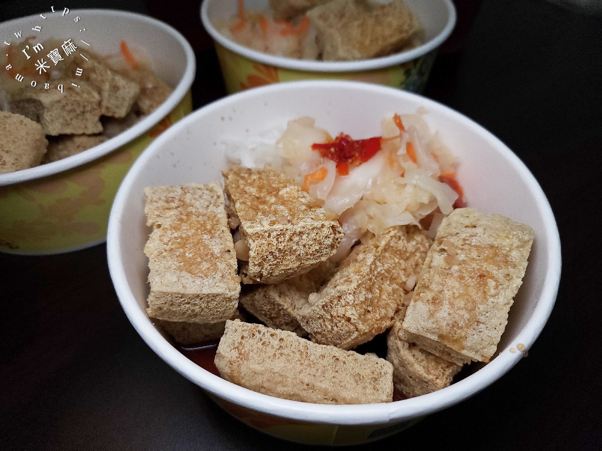 師大分部神之臭豆腐┃台北萬隆美食。深夜神秘發財車臭豆腐有店面了!用餐環境好，酥脆爆汁的臭豆腐一口就愛上
