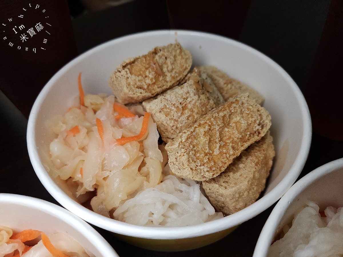 師大分部神之臭豆腐┃台北萬隆美食。深夜神秘發財車臭豆腐有店面了!用餐環境好，酥脆爆汁的臭豆腐一口就愛上