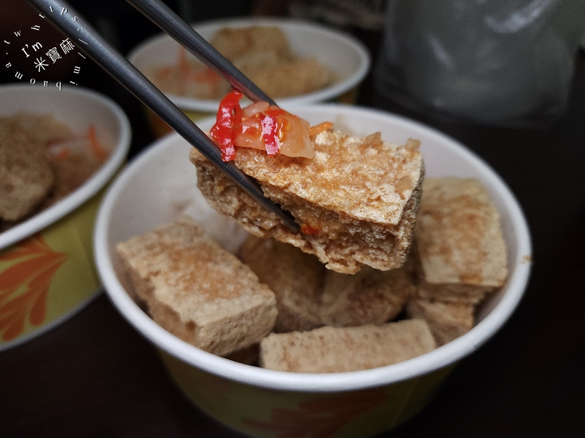 師大分部神之臭豆腐┃台北萬隆美食。深夜神秘發財車臭豆腐有店面了!用餐環境好，酥脆爆汁的臭豆腐一口就愛上