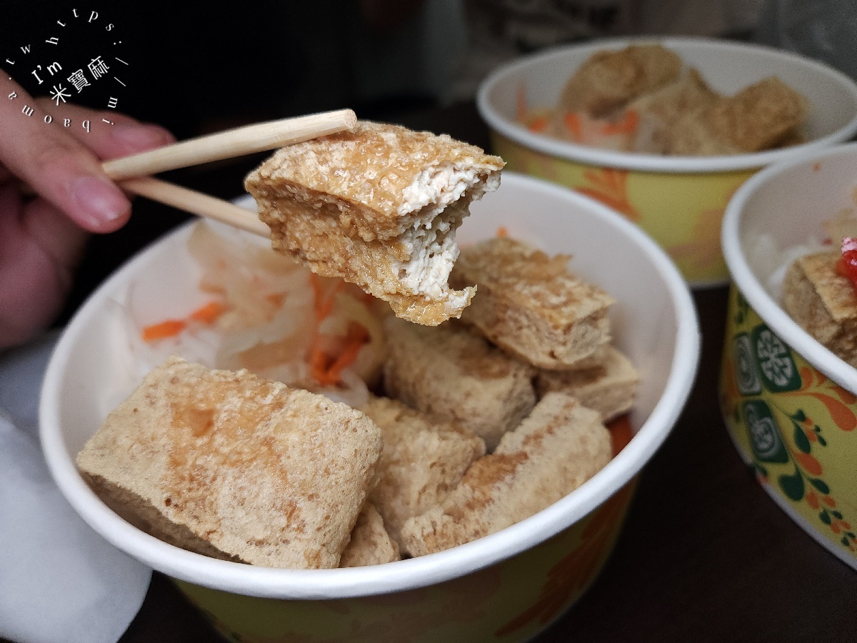 師大分部神之臭豆腐┃台北萬隆美食。深夜神秘發財車臭豆腐有店面了!用餐環境好，酥脆爆汁的臭豆腐一口就愛上
