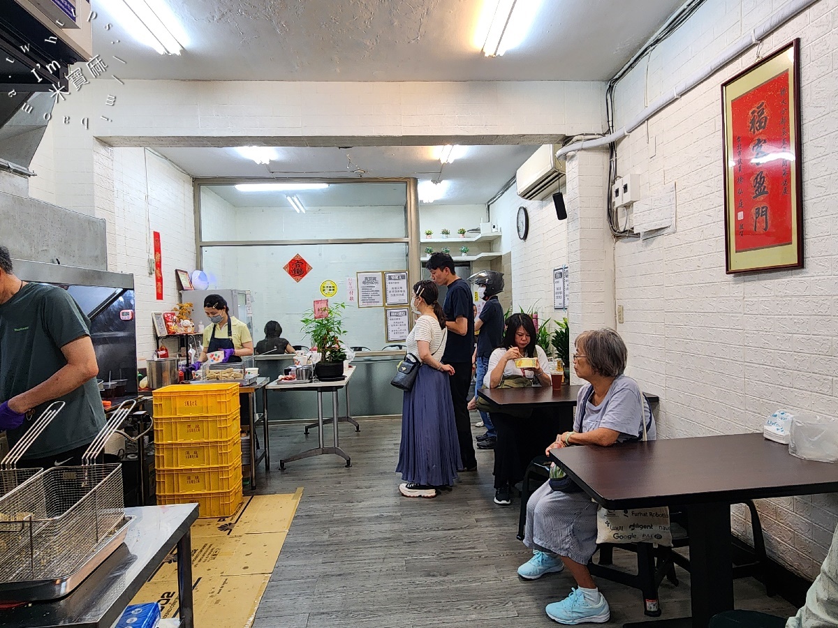師大分部神之臭豆腐┃台北萬隆美食。深夜神秘發財車臭豆腐有店面了!用餐環境好，酥脆爆汁的臭豆腐一口就愛上