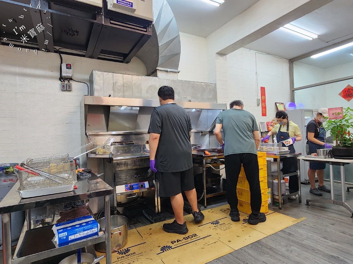 師大分部神之臭豆腐┃台北萬隆美食。深夜神秘發財車臭豆腐有店面了!用餐環境好，酥脆爆汁的臭豆腐一口就愛上