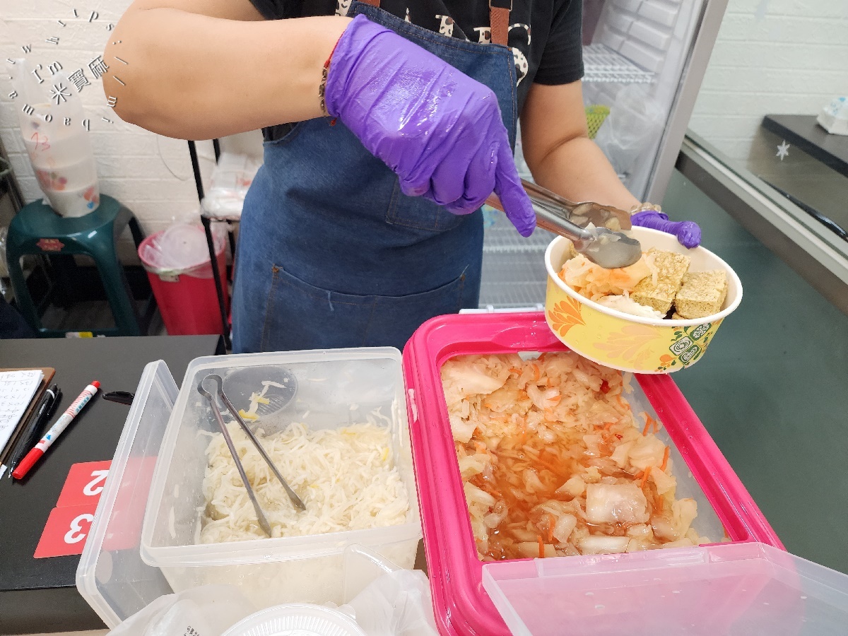 師大分部神之臭豆腐┃台北萬隆美食。深夜神秘發財車臭豆腐有店面了!用餐環境好，酥脆爆汁的臭豆腐一口就愛上