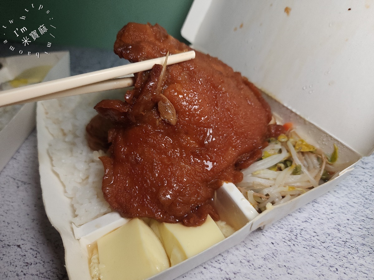 蘭 米食餐盒┃中和廟口美食。85元高CP值便當，炸雞腿、滷排骨、鯖魚排吃飽飽！