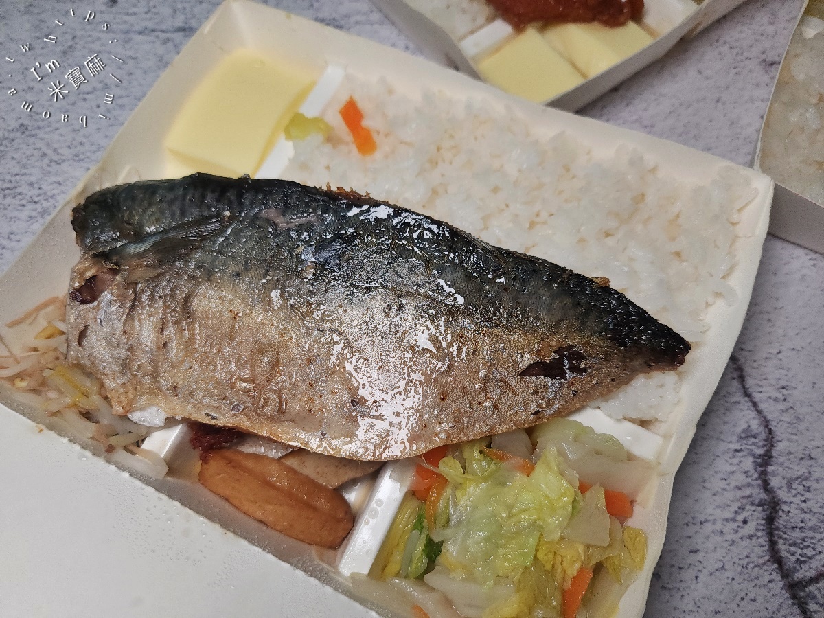 蘭 米食餐盒┃中和廟口美食。85元高CP值便當，炸雞腿、滷排骨、鯖魚排吃飽飽！