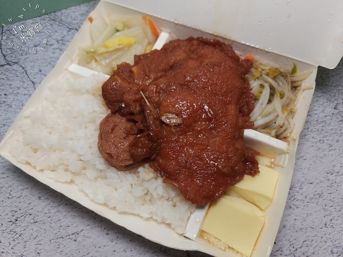 蘭 米食餐盒┃中和廟口美食。85元高CP值便當，炸雞腿、滷排骨、鯖魚排吃飽飽！