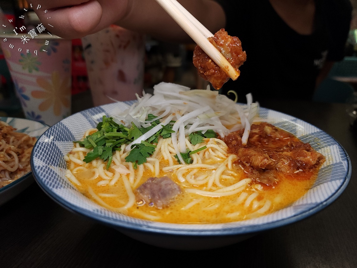 諾貝爾小吃店┃中和華新街美食。南瓜椰子麵征服味蕾，涼拌米線清爽消暑！