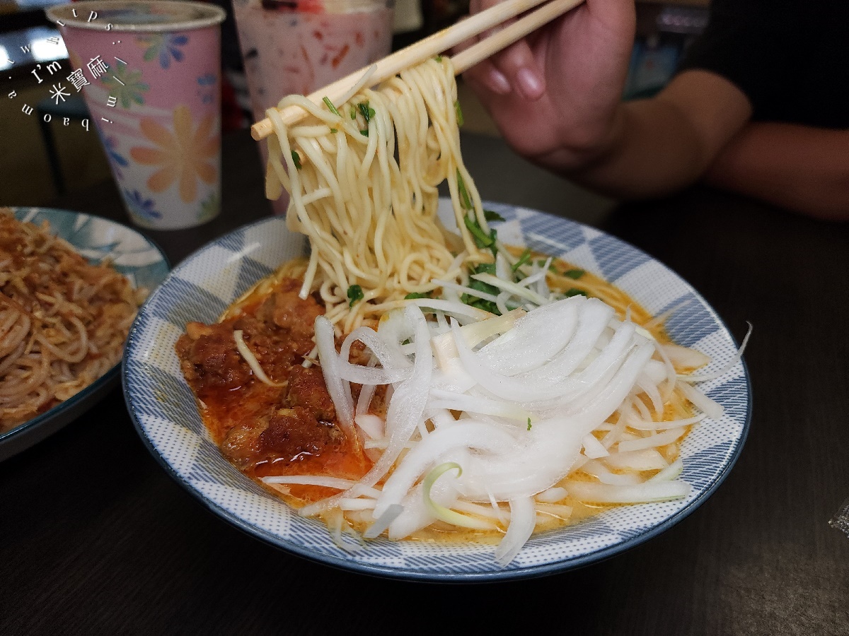諾貝爾小吃店┃中和華新街美食。南瓜椰子麵征服味蕾，涼拌米線清爽消暑！