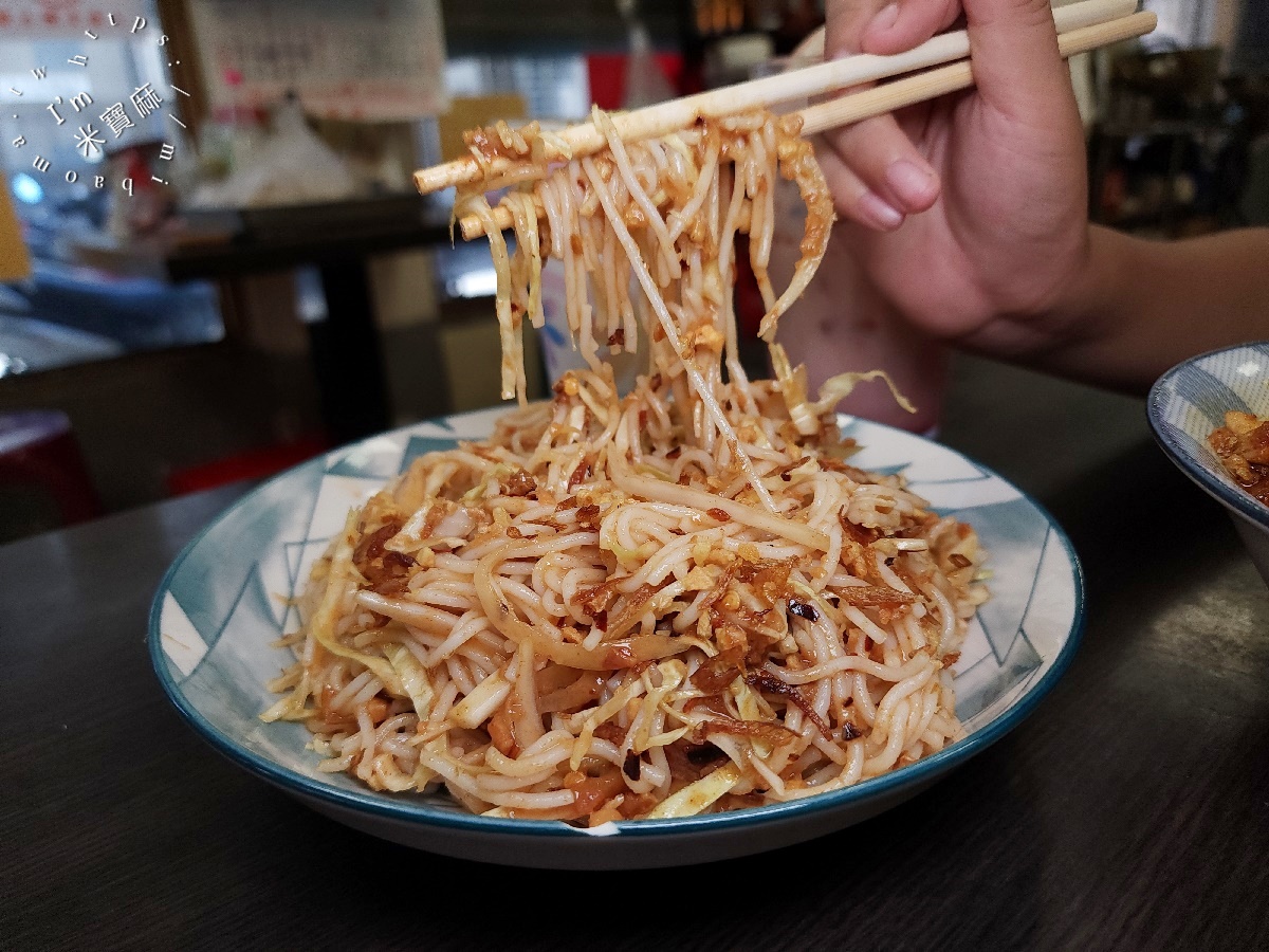 諾貝爾小吃店┃中和華新街美食。南瓜椰子麵征服味蕾，涼拌米線清爽消暑！