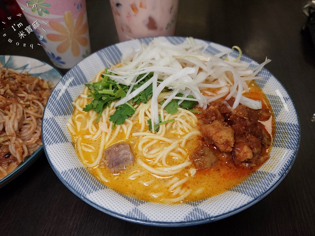 諾貝爾小吃店┃中和華新街美食。南瓜椰子麵征服味蕾，涼拌米線清爽消暑！