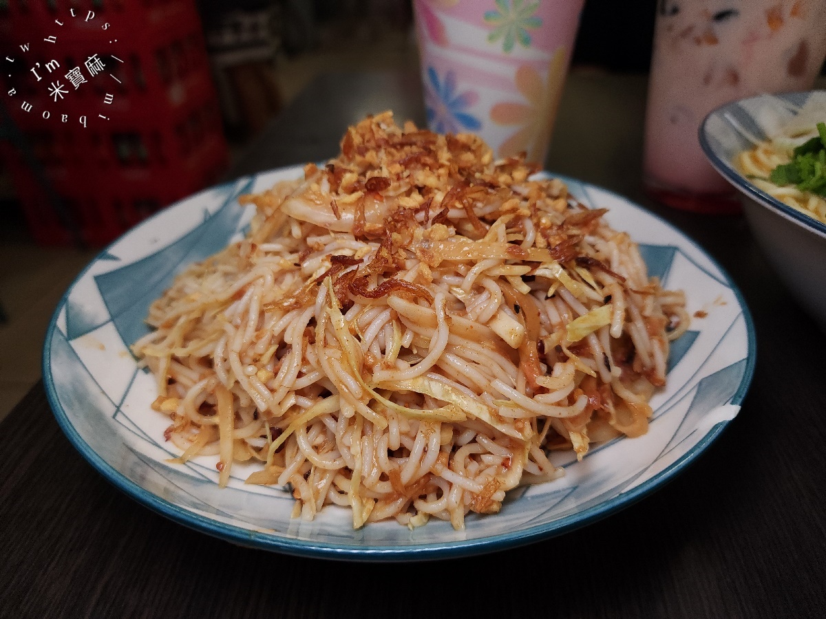 諾貝爾小吃店┃中和華新街美食。南瓜椰子麵征服味蕾，涼拌米線清爽消暑！