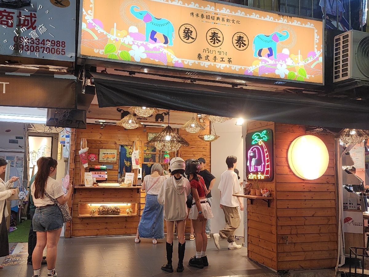 象泰泰手工泰式奶茶店西門店┃西門町飲料美食。泰式奶茶控必訪！手工茶濃泰奶、特色冰沙，秒飛泰國解暑秘方
