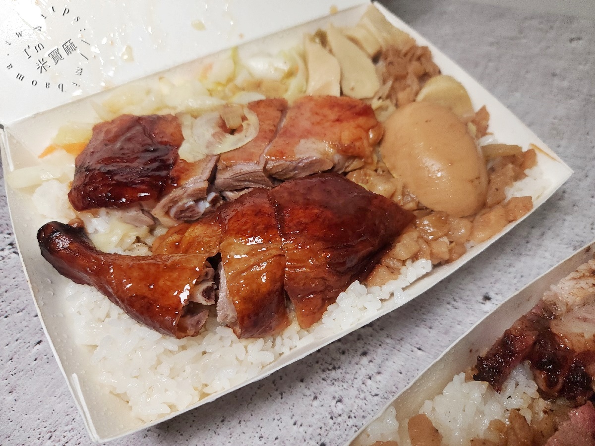 陽城燒臘┃文山區美食。在地人激推的木柵便當扛霸子，爆量燒肉油雞腿飯必吃！
