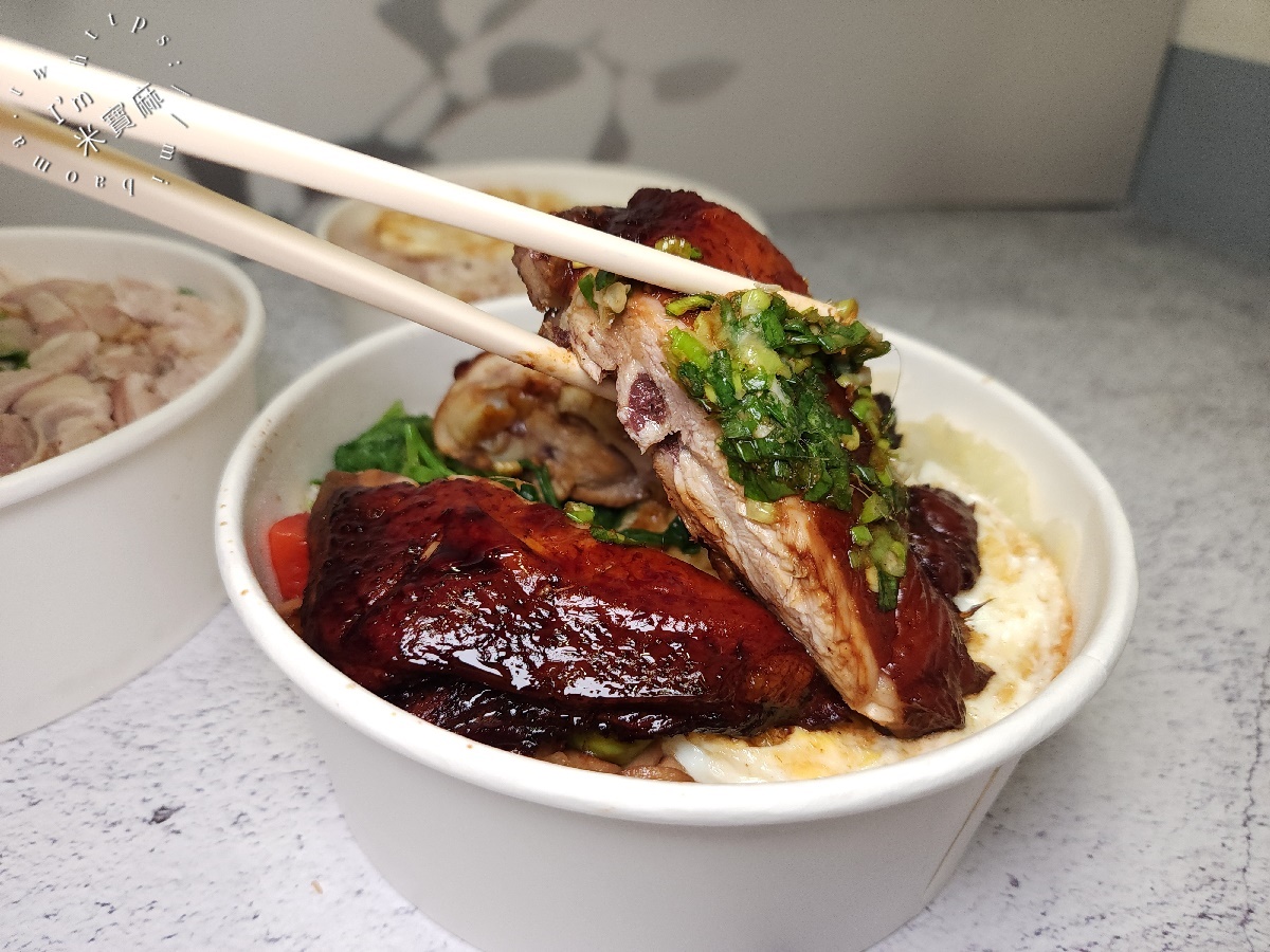 一頂香雞肉飯┃板橋美食。黑金銷魂黑雞腿便當！油嫩鹹香，鹽水雞腿丁肉量爆棚，上班族午餐晚餐必備！