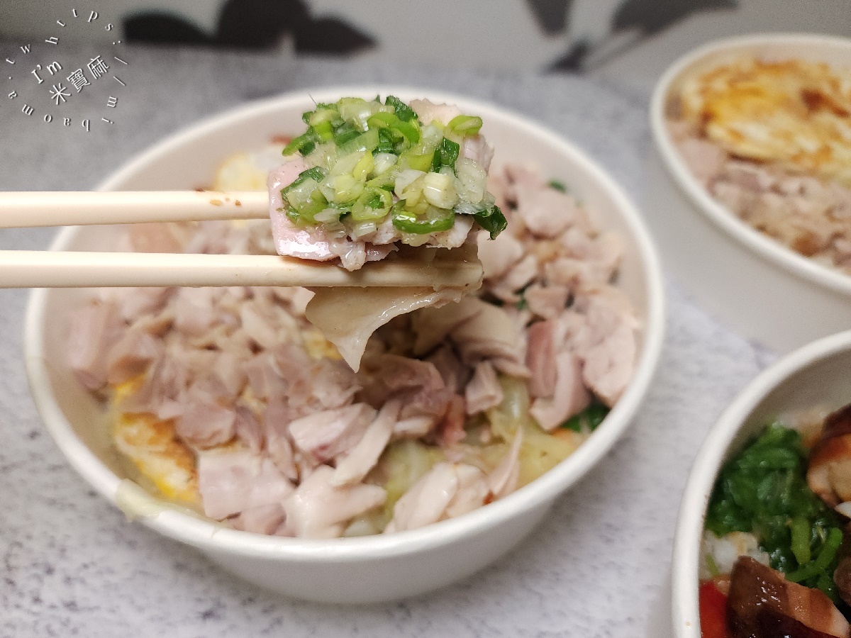 一頂香雞肉飯┃板橋美食。黑金銷魂黑雞腿便當！油嫩鹹香，鹽水雞腿丁肉量爆棚，上班族午餐晚餐必備！
