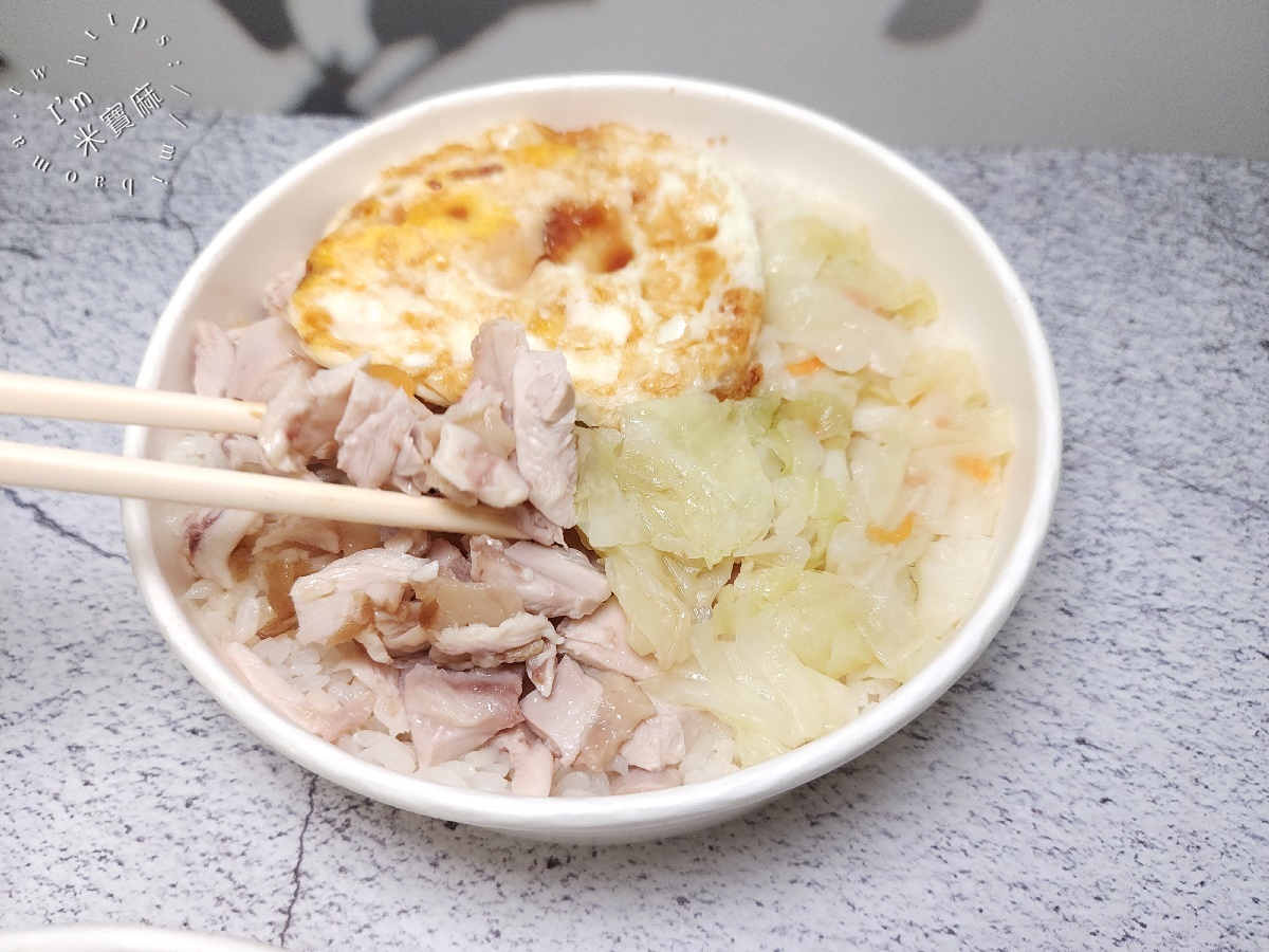 一頂香雞肉飯┃板橋美食。黑金銷魂黑雞腿便當！油嫩鹹香，鹽水雞腿丁肉量爆棚，上班族午餐晚餐必備！