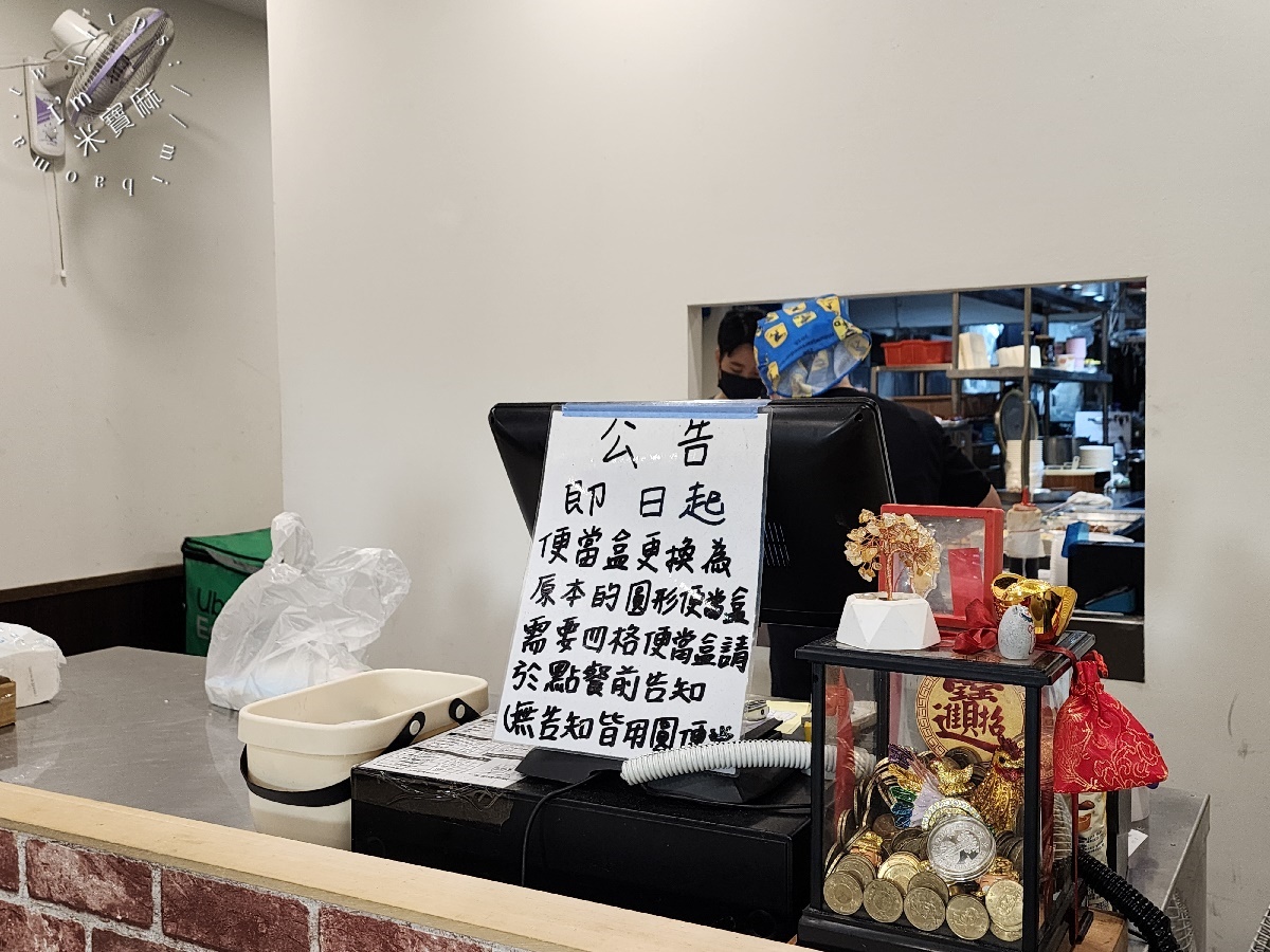 一頂香雞肉飯┃板橋美食。黑金銷魂黑雞腿便當！油嫩鹹香，鹽水雞腿丁肉量爆棚，上班族午餐晚餐必備！