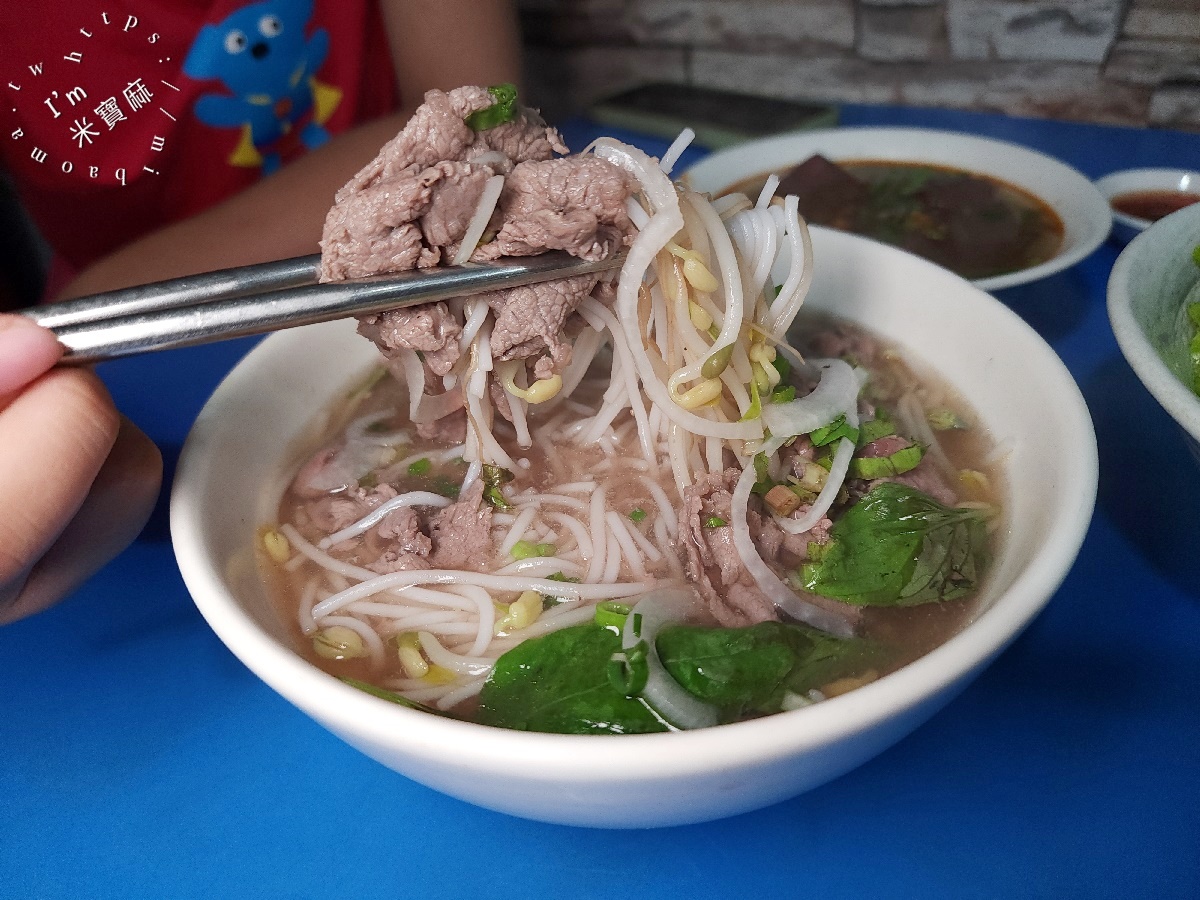 越南家鄉味┃新店美食。味蕾直飛越南的異國美食基地！高CP值河粉、燒肉米線、鮮蝦春捲必吃推薦！