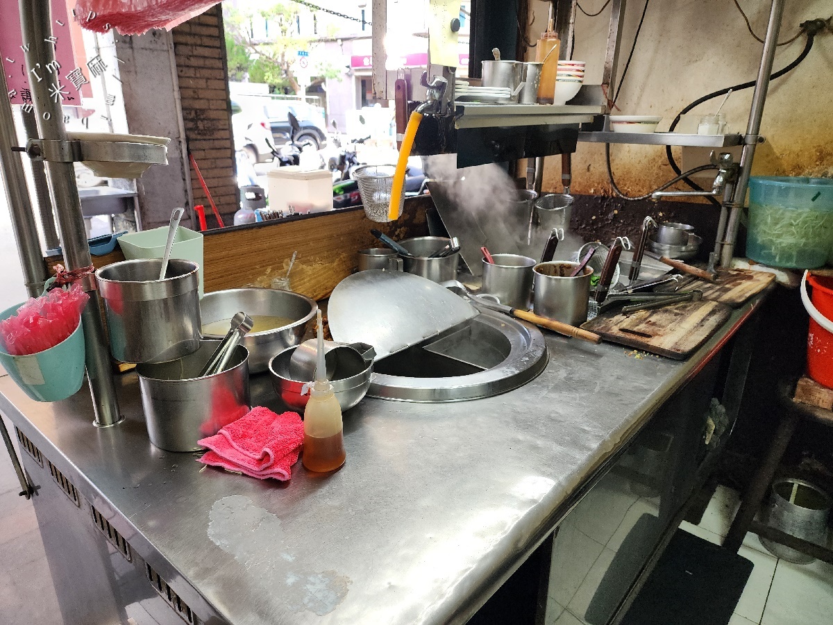 艋舺阿婆冬粉｜萬華美食，70年老字號麵店，古早味黑白切與全餐麵，在地人早午餐首選！