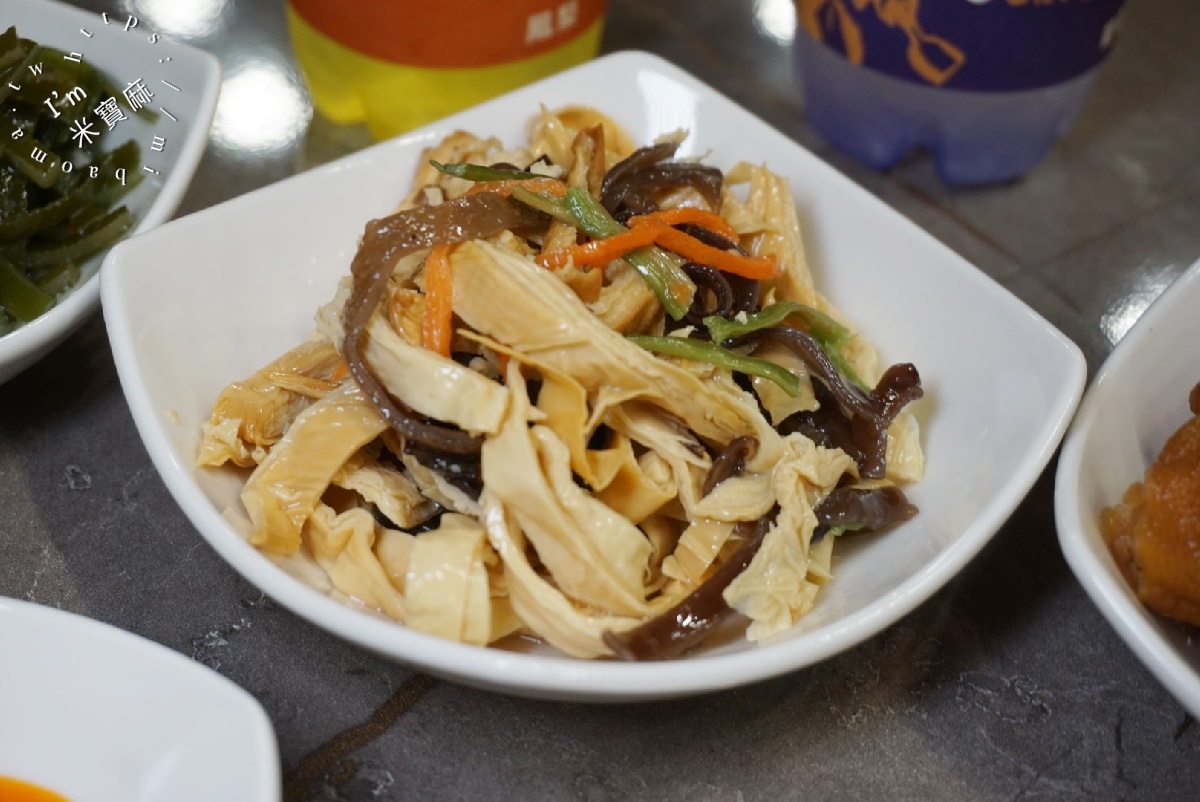 夏功夫｜松山區 中式麵食館，品味經典牛肉麵、功夫骨肉麵、拌麵與獨家滷味小菜，各式湯盅等你來品嘗