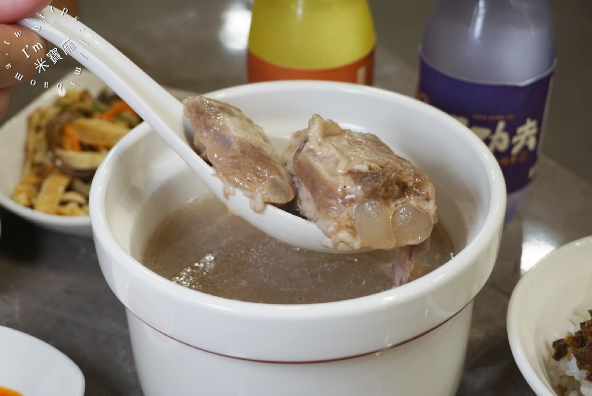 夏功夫｜松山區 中式麵食館，品味經典牛肉麵、功夫骨肉麵、拌麵與獨家滷味小菜，各式湯盅等你來品嘗