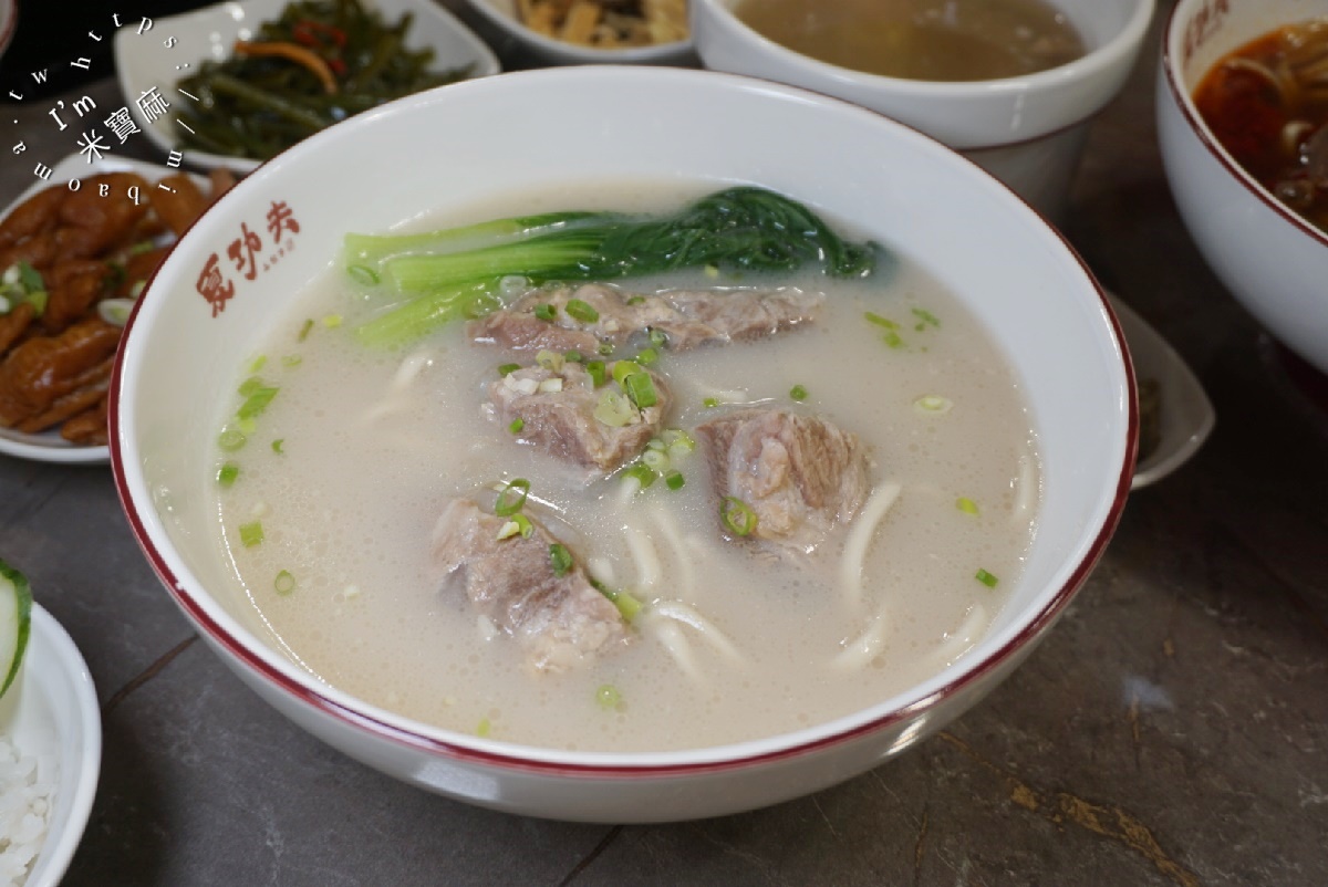 夏功夫｜松山區 中式麵食館，品味經典牛肉麵、功夫骨肉麵、拌麵與獨家滷味小菜，各式湯盅等你來品嘗