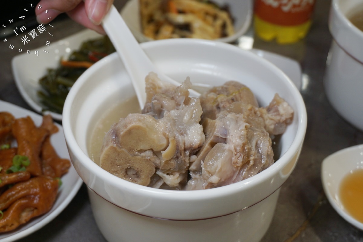 夏功夫｜松山區 中式麵食館，品味經典牛肉麵、功夫骨肉麵、拌麵與獨家滷味小菜，各式湯盅等你來品嘗