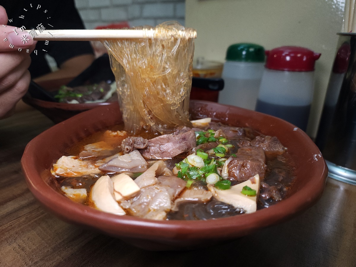 滿豐牛肉麵｜文山區牛肉麵，巷弄裡的排隊傳奇！麻辣、紅燒、免費好茶，一次滿足你的味蕾！