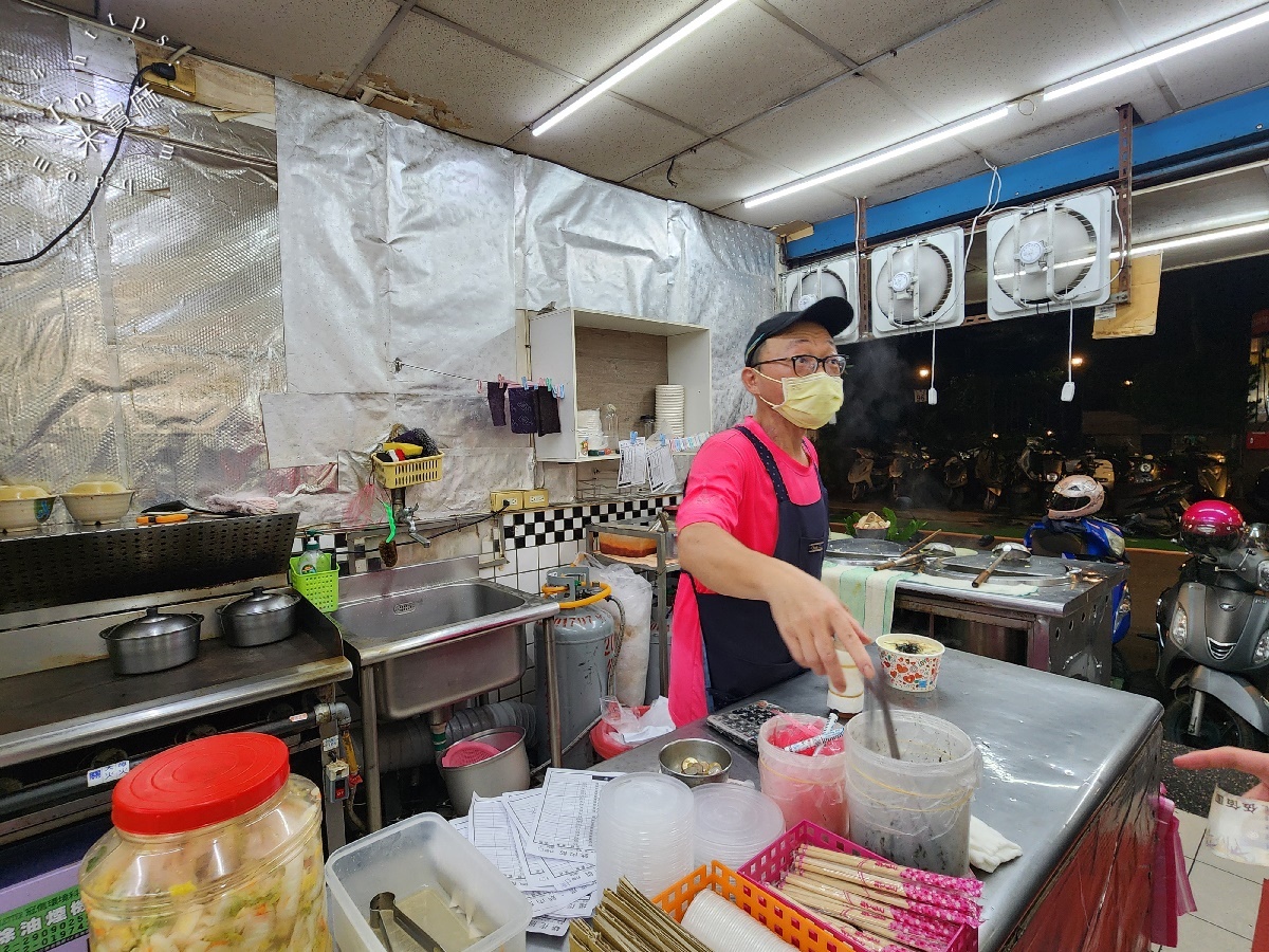 麵疙瘩‧烤肉飯｜台北木柵美食。Q彈麵疙瘩、銷魂烤肉飯，在地激推的巷弄美味！
