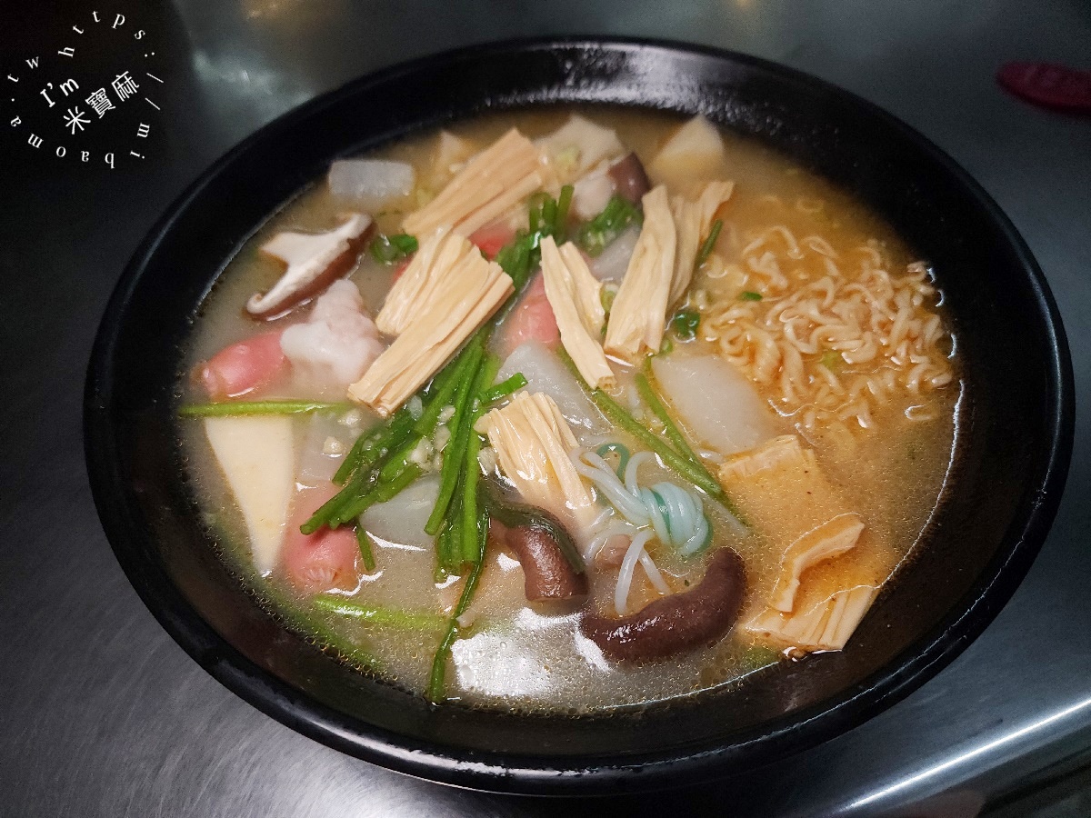 小饞貓骨湯麻辣燙｜興南夜市美食，暖心骨湯麻辣燙，在地人激推的宵夜好選擇！