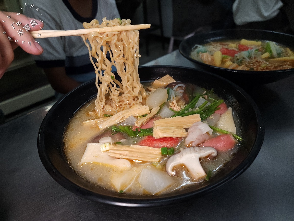 小饞貓骨湯麻辣燙｜興南夜市美食，暖心骨湯麻辣燙，在地人激推的宵夜好選擇！